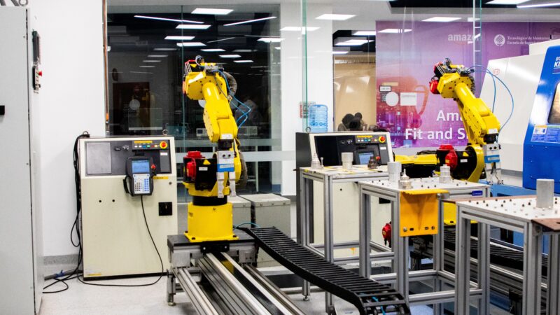 Coboty vs tradycyjne roboty przemysłowe – Który typ wybrać do linii produkcyjnej MŚP?