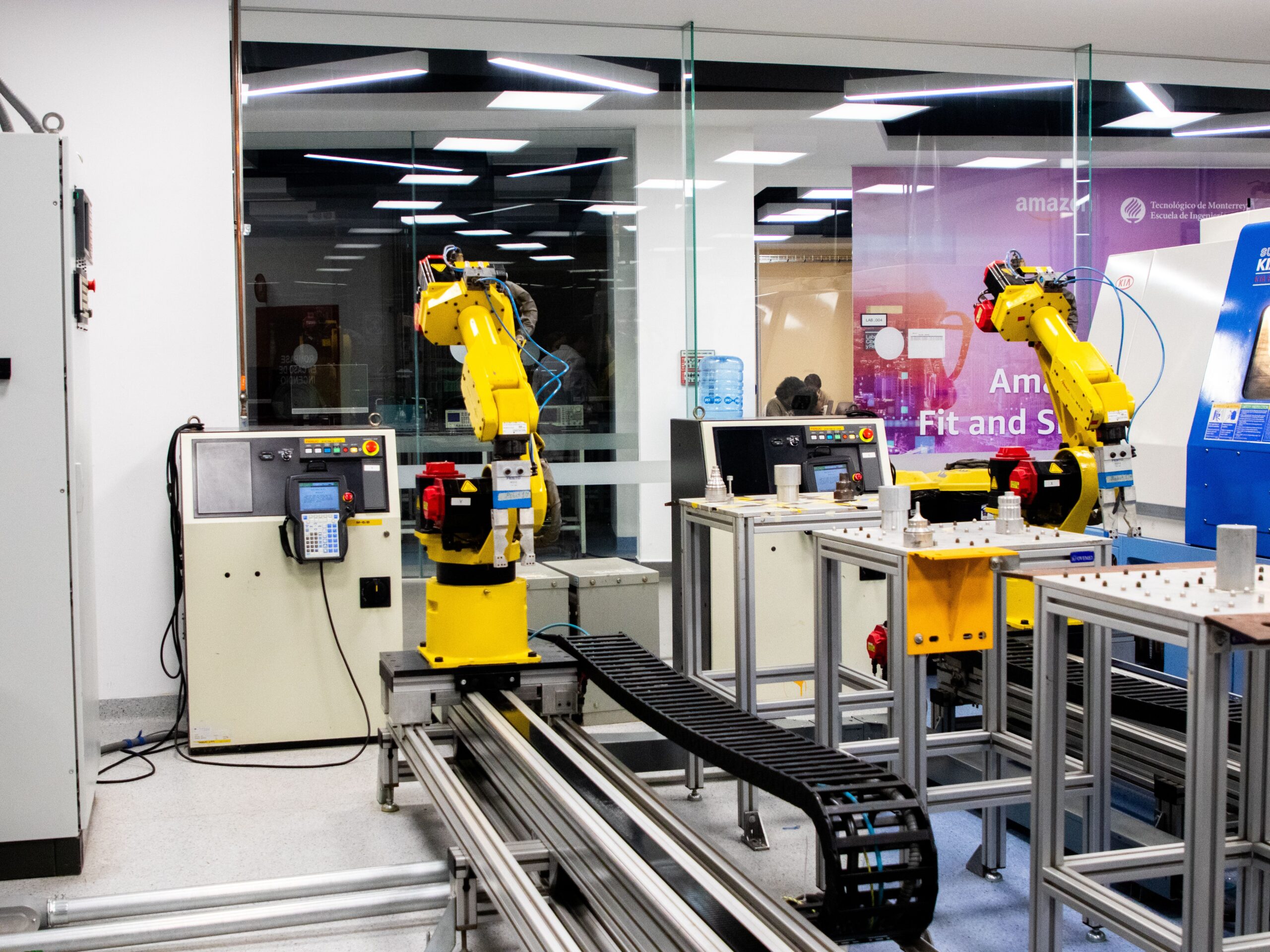 Coboty vs tradycyjne roboty przemysłowe – Który typ wybrać do linii produkcyjnej MŚP?